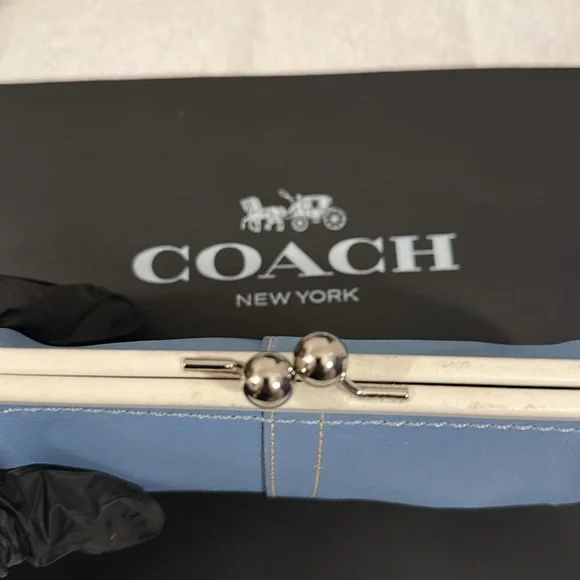 Coach Blue and White kiss lock Women's wristlet - Picture 10 of 15